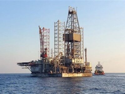 استقرار دکل حفاری در میدان نفتی مشترک اروند
