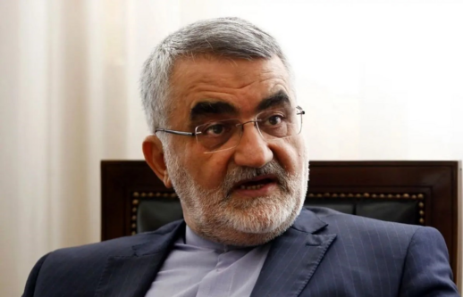 مدنی زاده سالها با سازمان برنامه و بانک مرکزی همکاری داشت