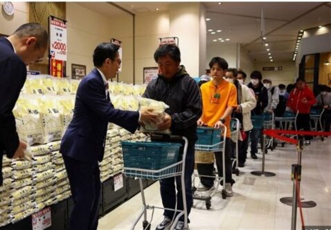 تشکیل صف های طولانی در ژاپن برای خرید برنج دولتی