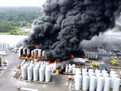 ادامه آتش‌سوزی کارخانه روغن خودرو در آمریکا؛ دستور تخلیه ساکنان اطراف