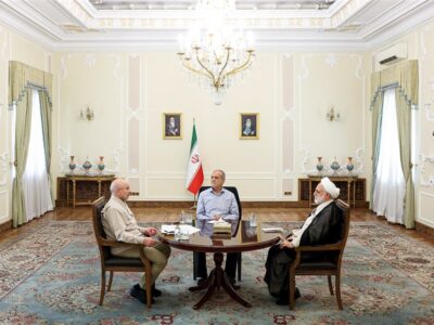 نامه 40 اقتصاددان به سران قوا/ لزوم تصمیم‌گیری فوری برای بحران‌های اقتصاد در یک دستگاه فرابخشی