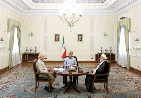 نامه 40 اقتصاددان به سران قوا/ لزوم تصمیمگیری فوری برای بحرانهای اقتصاد در یک دستگاه فرابخشی